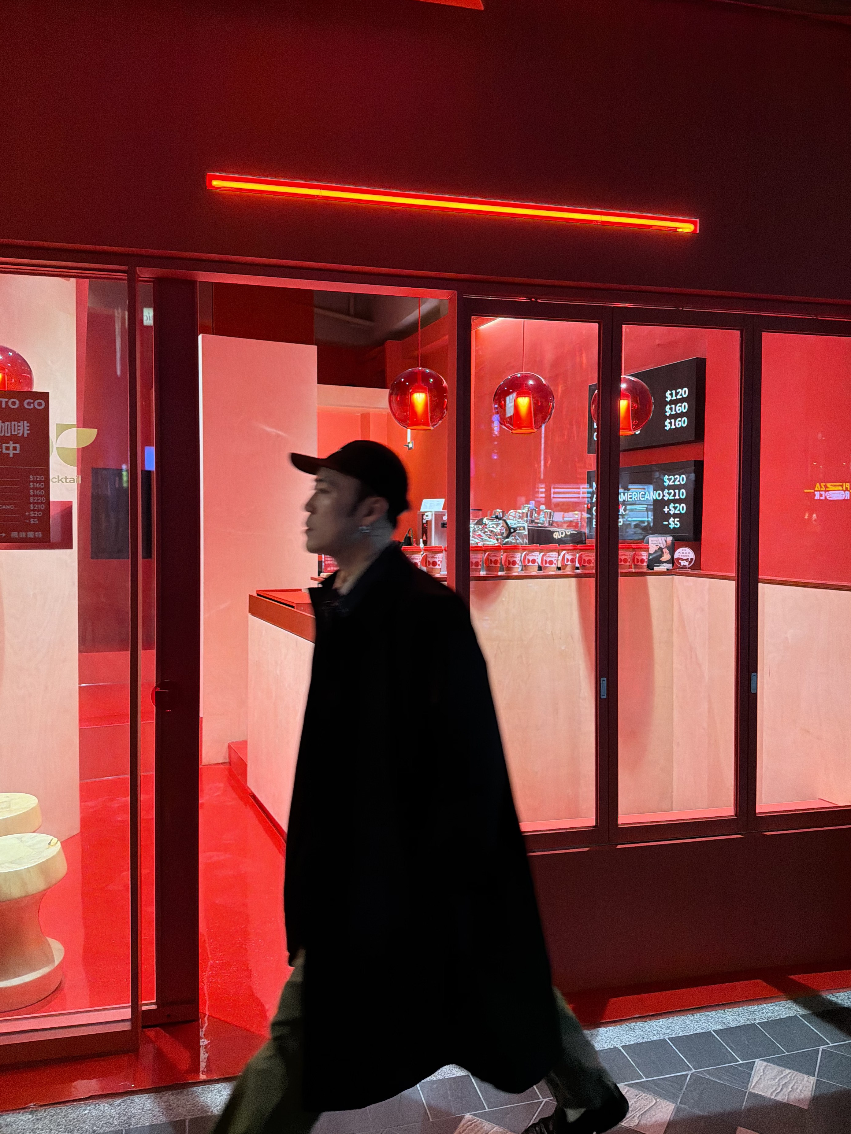 店長 Marco 於 DOT 古亭門市紅色霓虹夜景